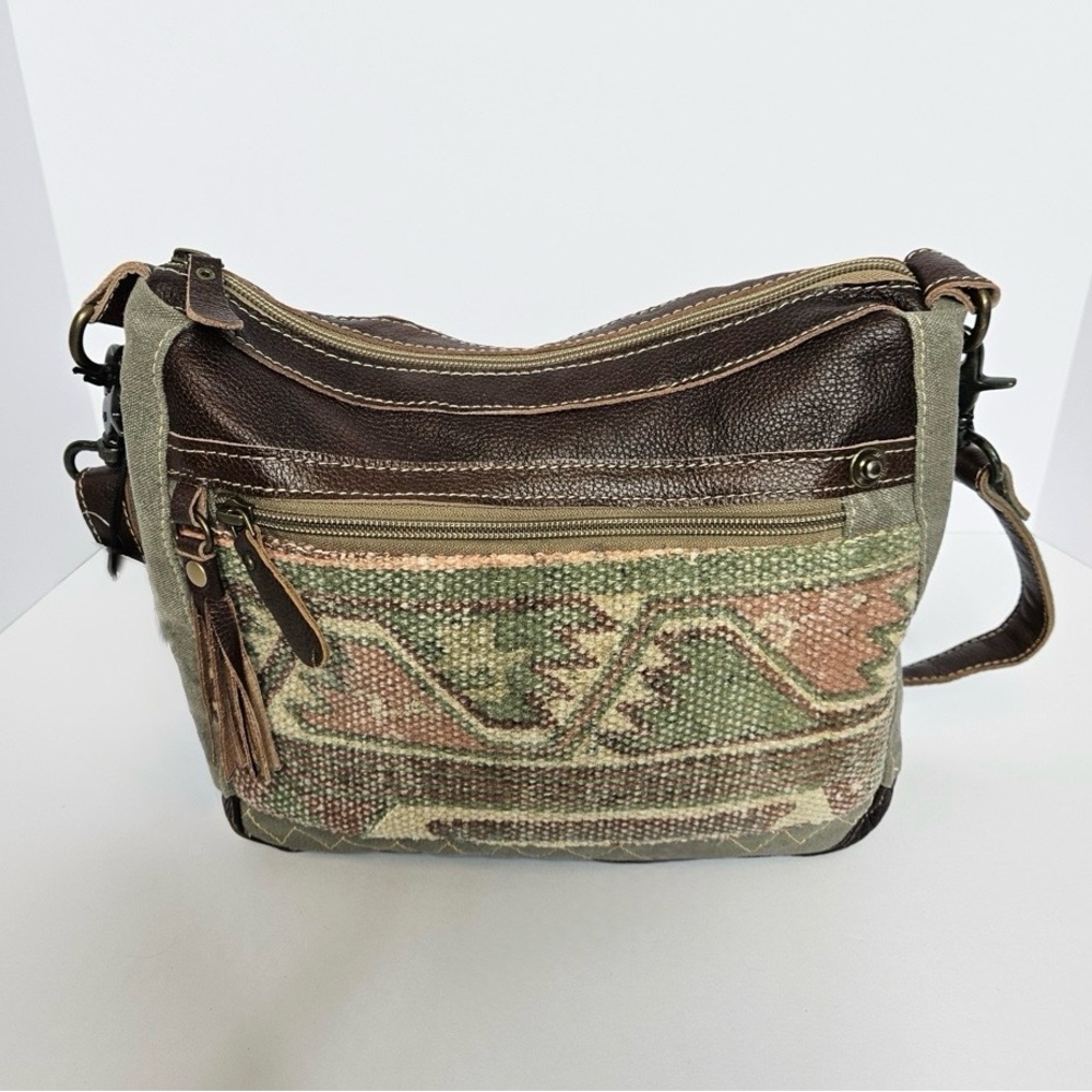 Myra Luguni Shoulder Bag
Purse
Handcrafted
Canvas Azrec
Brown 11" X 9" X 3